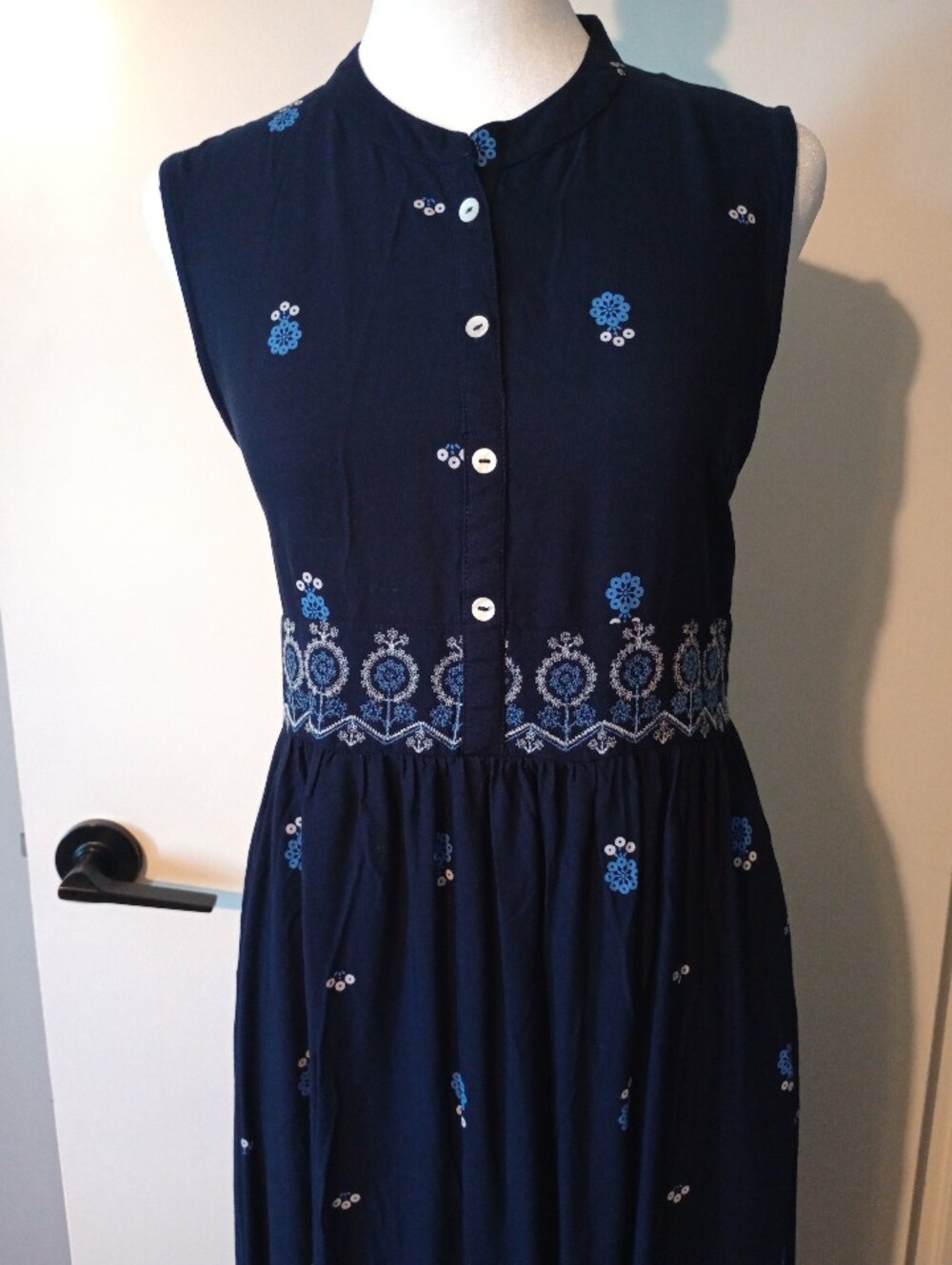 Sleeveless Navy Blue Midi Dress With Embroidered Floral Detailing Size Large - Picture 8 of 12